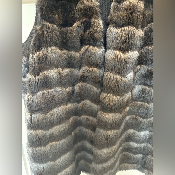 Womans faux fur vest. Black, size 2xl. - Picture 4 of 4